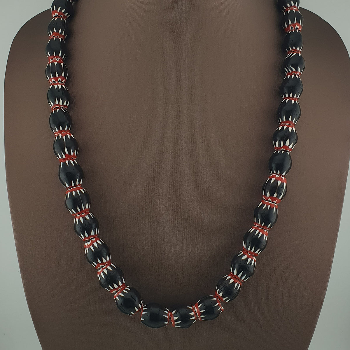 Collier de perles de verre Chevron noires de style vénitien ancien
