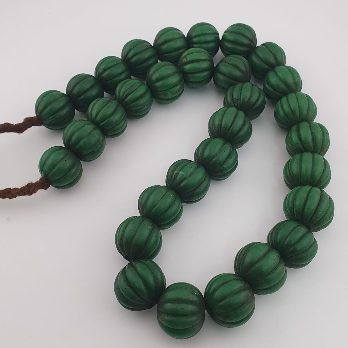 Collier de perles africaines anciennes de grande taille en forme de melon vert