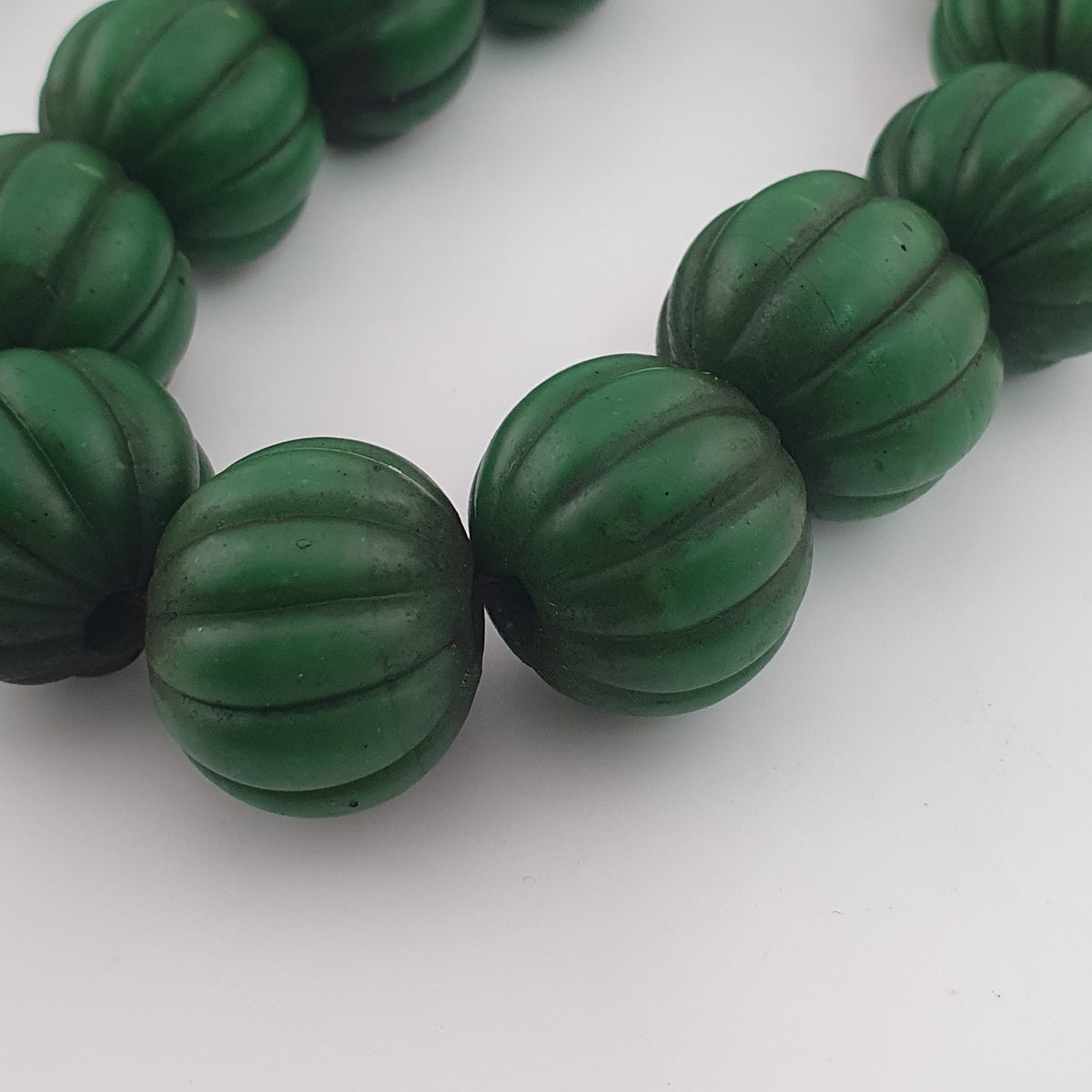Collier de perles africaines anciennes de grande taille en forme de melon vert