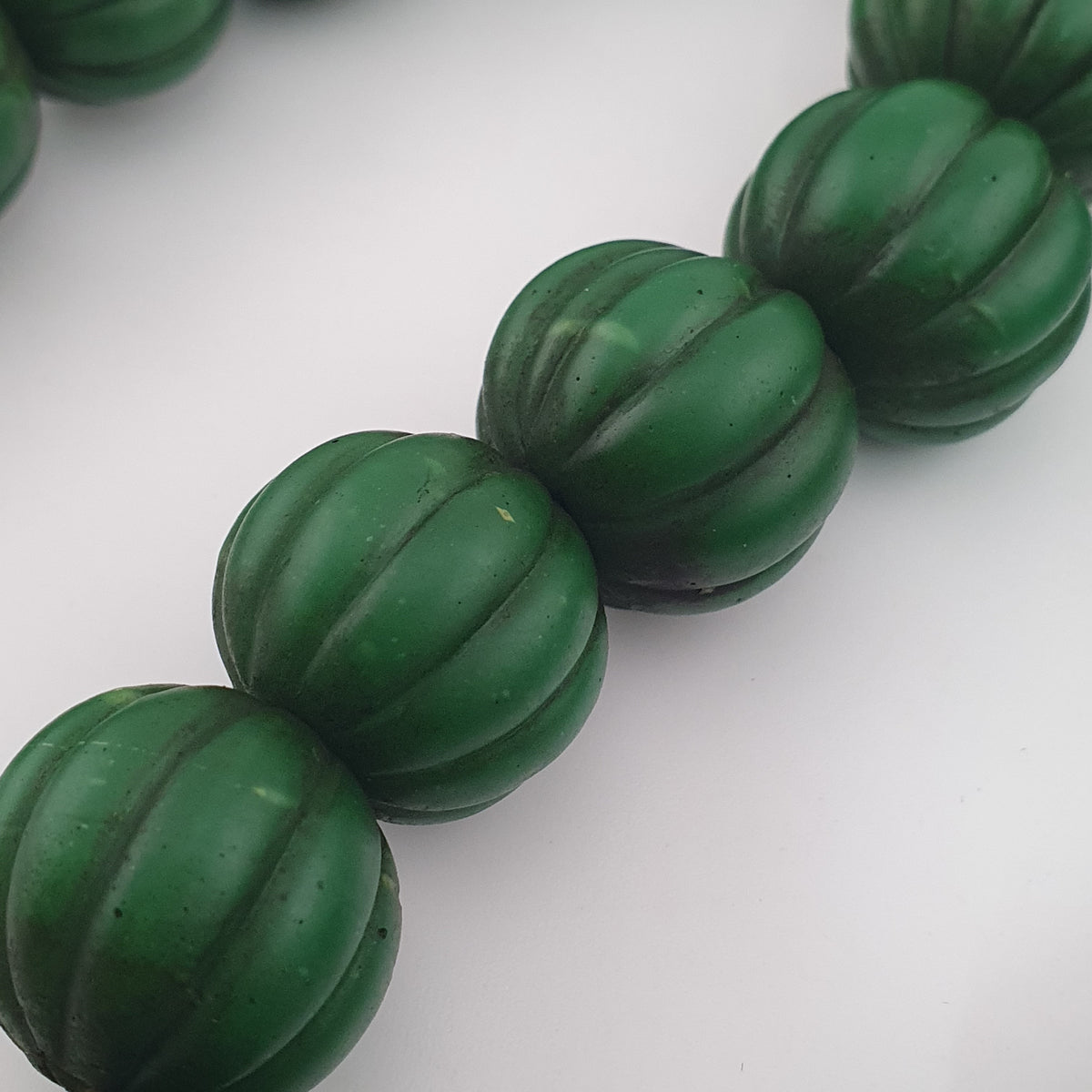 Collier de perles africaines anciennes de grande taille en forme de melon vert