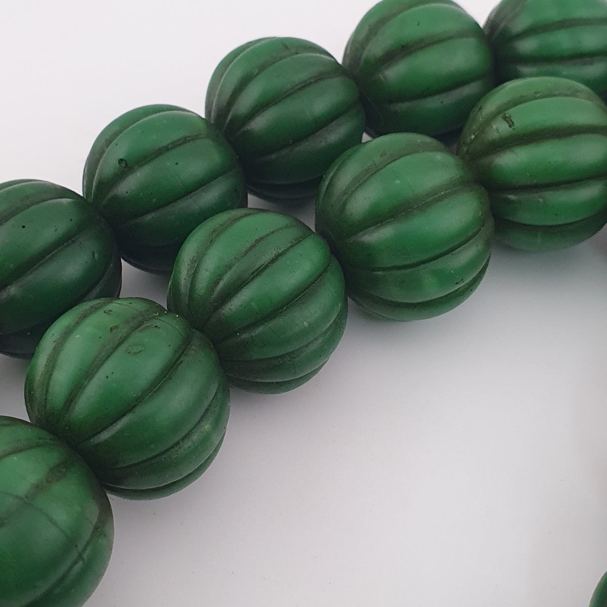 Collier de perles africaines anciennes de grande taille en forme de melon vert
