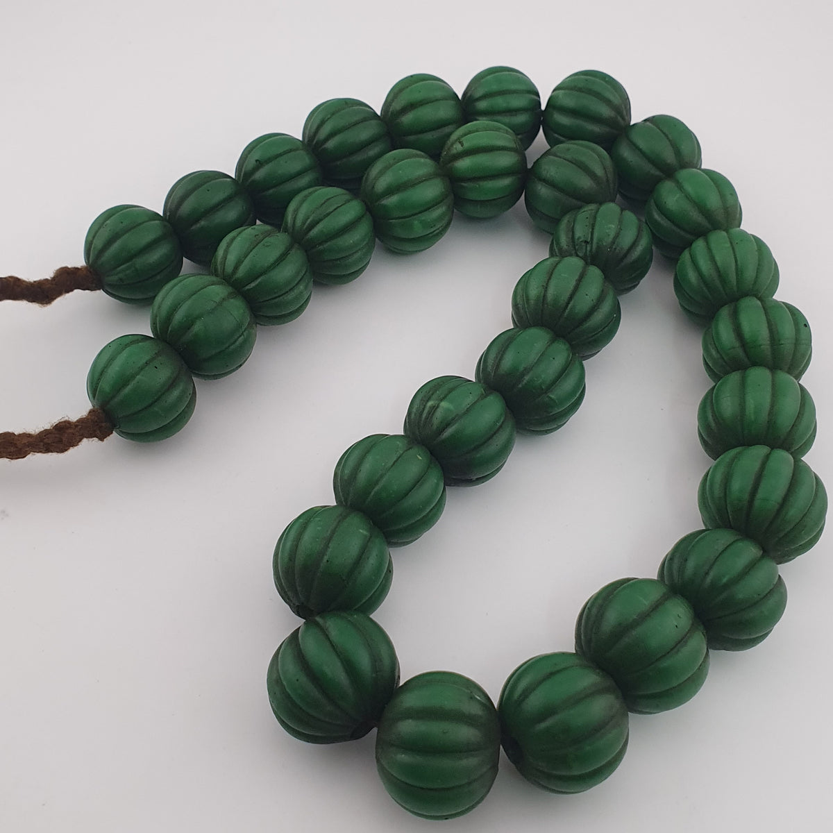 Collier de perles africaines anciennes de grande taille en forme de melon vert
