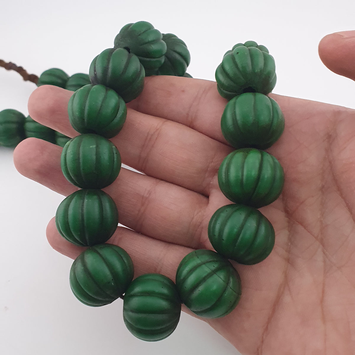 Collier de perles africaines anciennes de grande taille en forme de melon vert