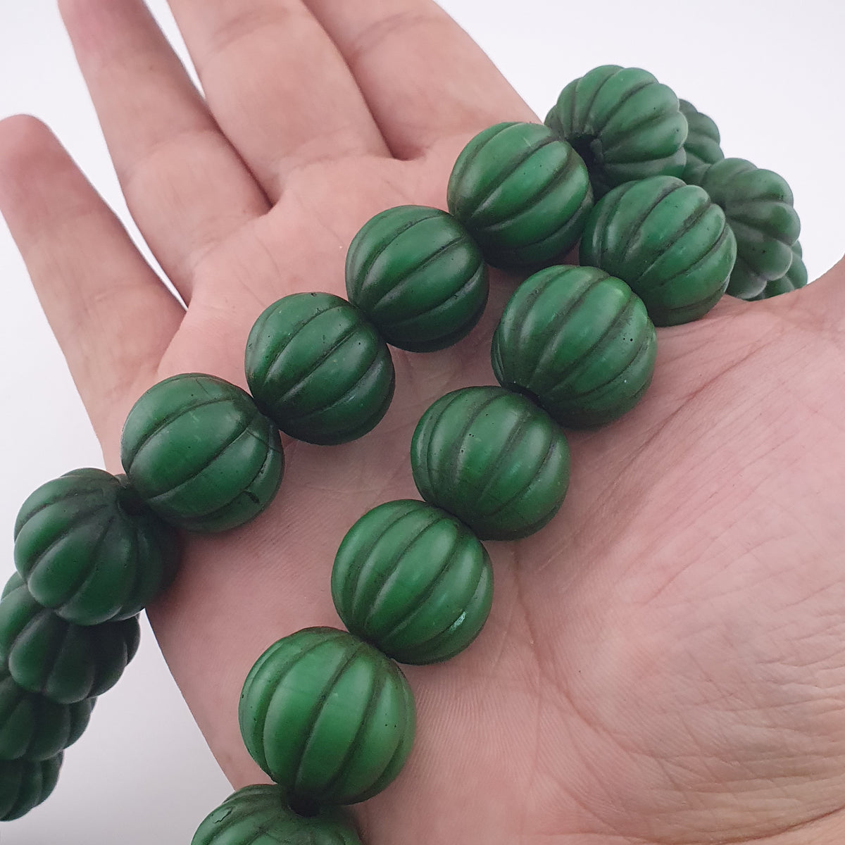 Collier de perles africaines anciennes de grande taille en forme de melon vert