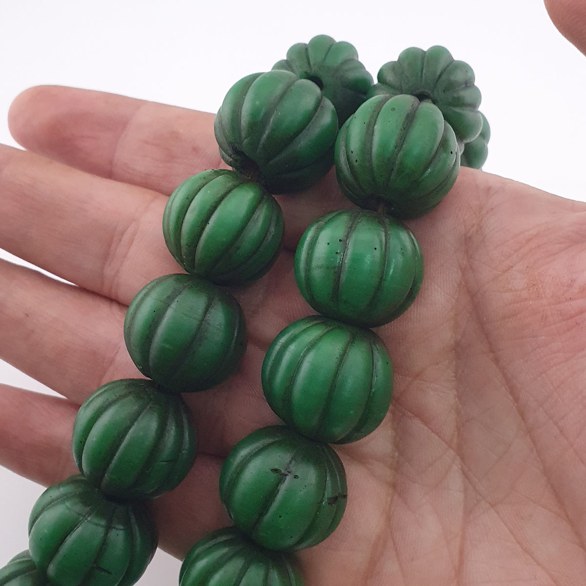 Collier de perles africaines anciennes de grande taille en forme de melon vert