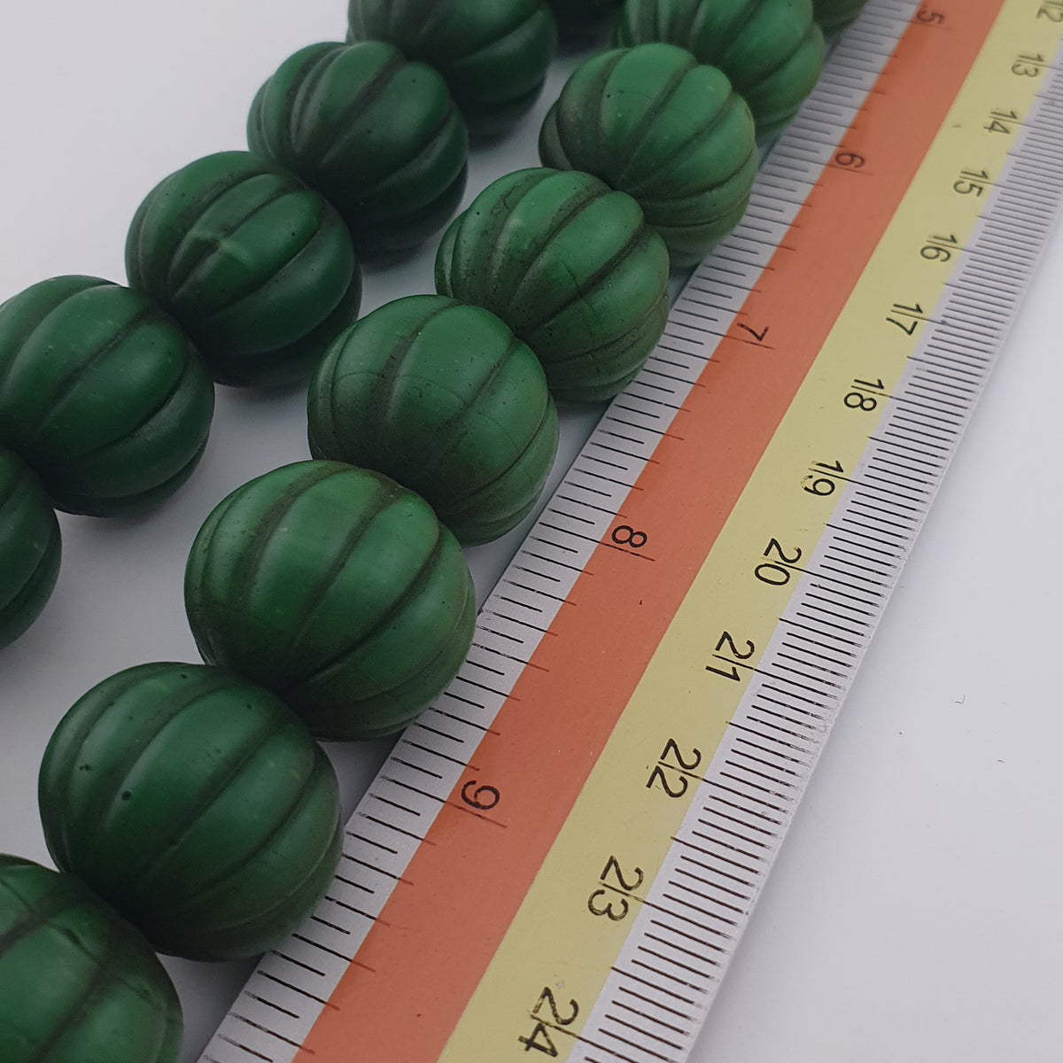 Collier de perles africaines anciennes de grande taille en forme de melon vert