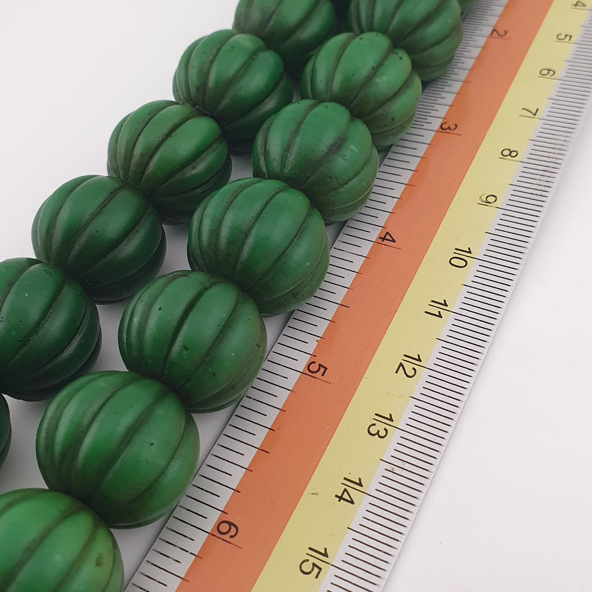 Collier de perles africaines anciennes de grande taille en forme de melon vert