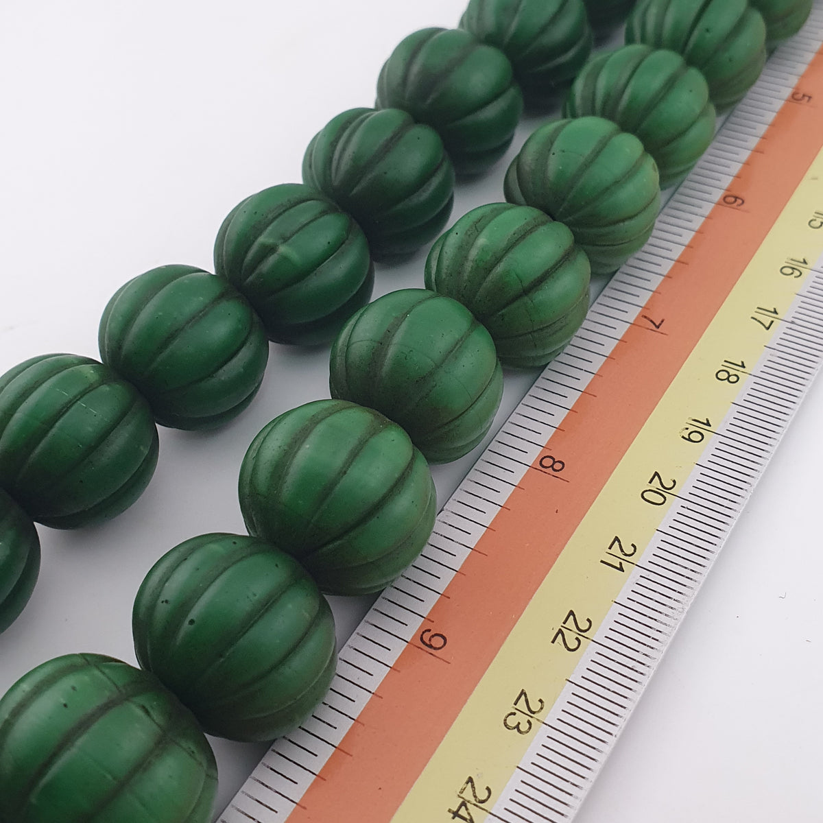 Collier de perles africaines anciennes de grande taille en forme de melon vert