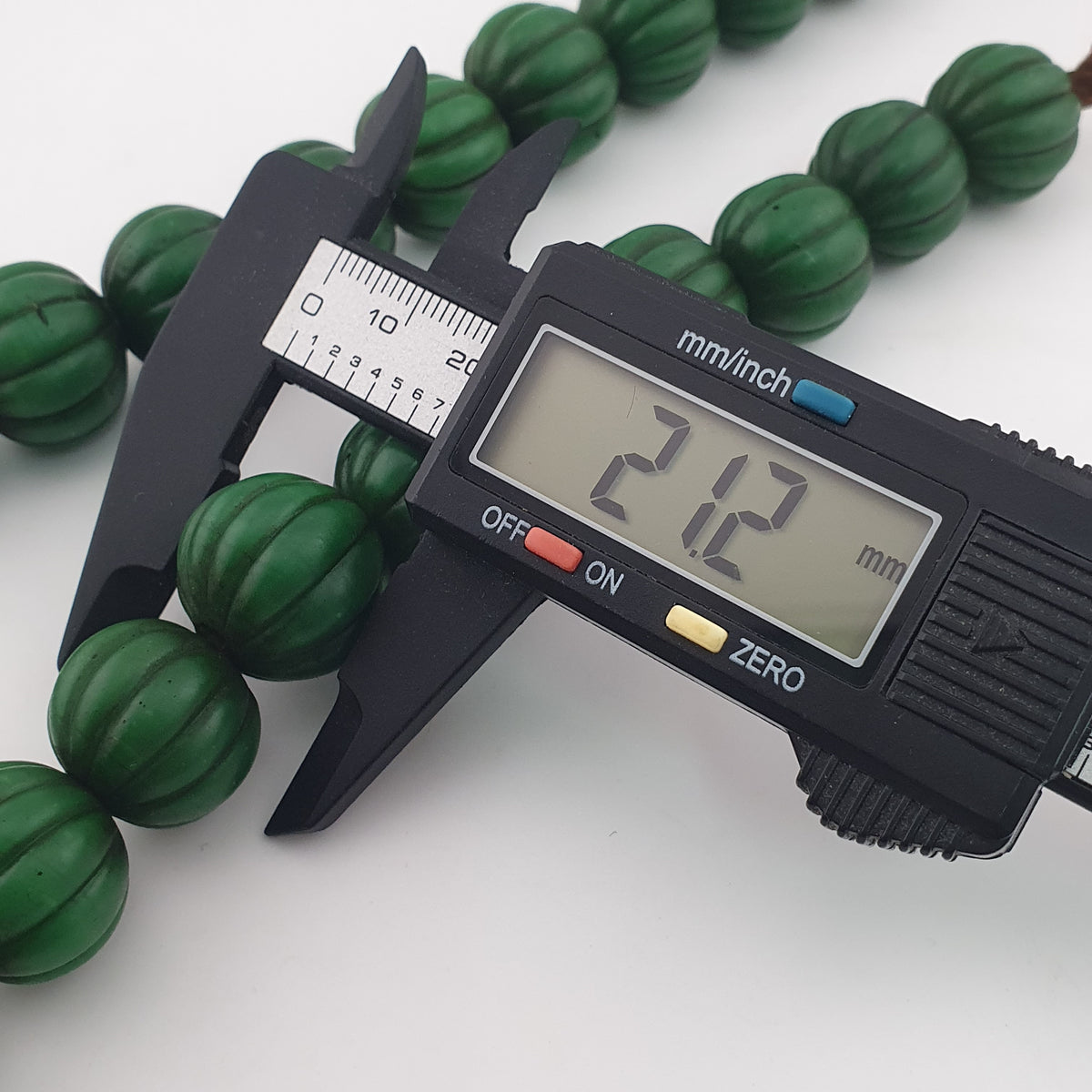 Collier de perles africaines anciennes de grande taille en forme de melon vert