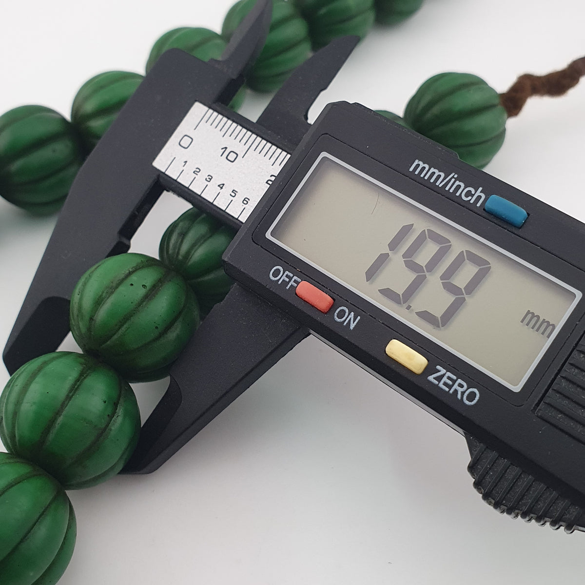 Collier de perles africaines anciennes de grande taille en forme de melon vert