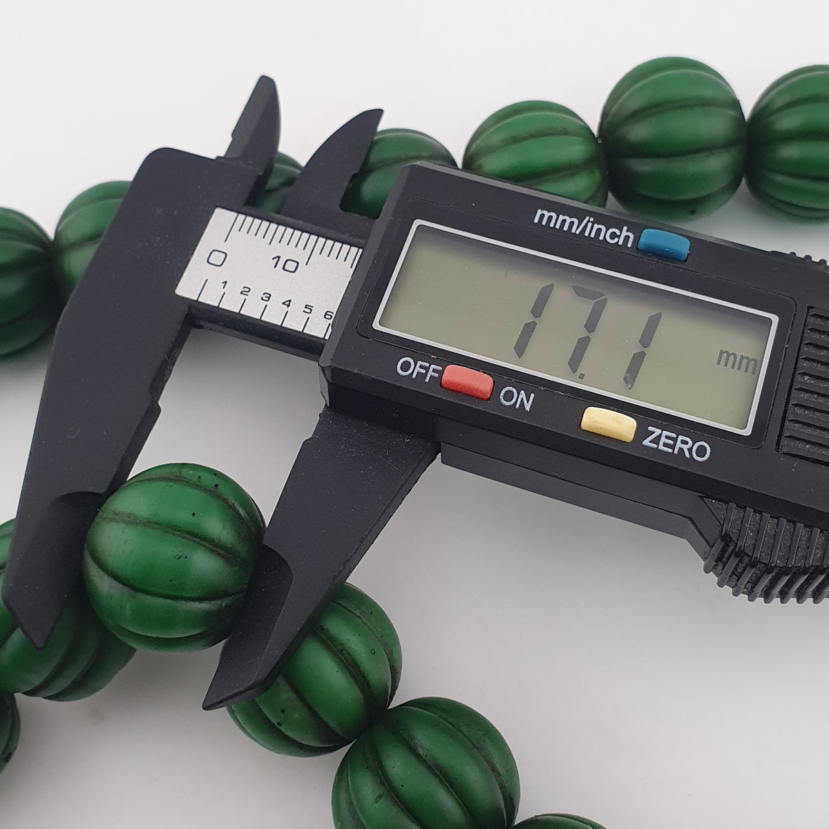 Collier de perles africaines anciennes de grande taille en forme de melon vert