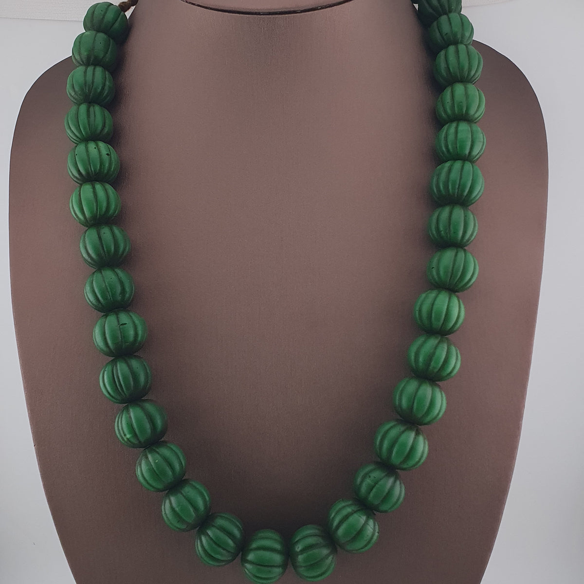 Collier de perles africaines anciennes de grande taille en forme de melon vert