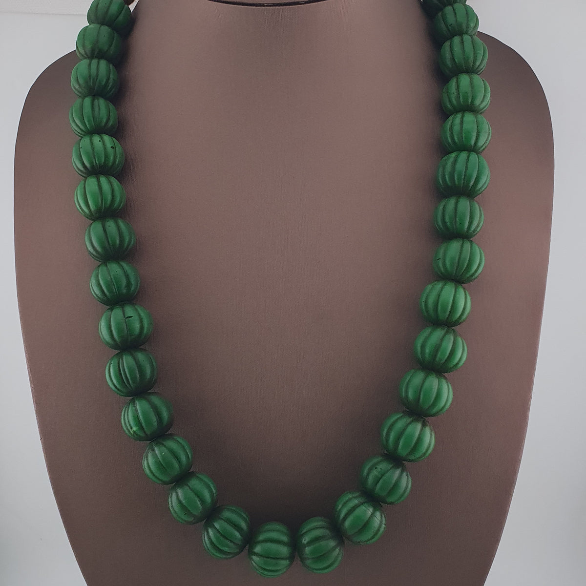 Collier de perles africaines anciennes de grande taille en forme de melon vert