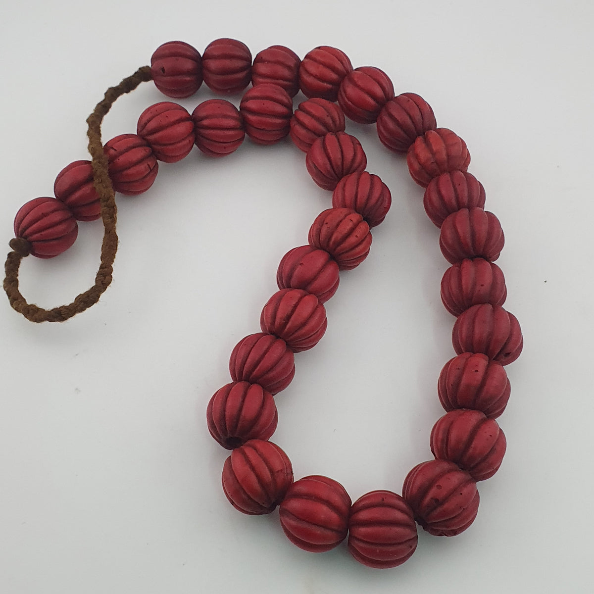 Collier de perles de verre antiques africaines en forme de melon rouge, grand modèle