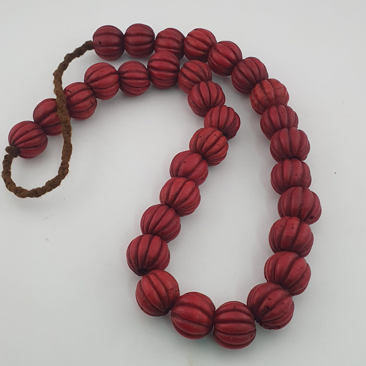 Collier de perles de verre antiques africaines en forme de melon rouge, grand modèle