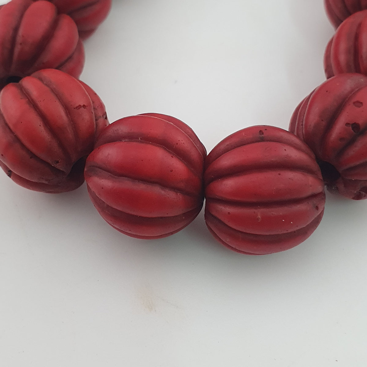 Collier de perles de verre antiques africaines en forme de melon rouge, grand modèle