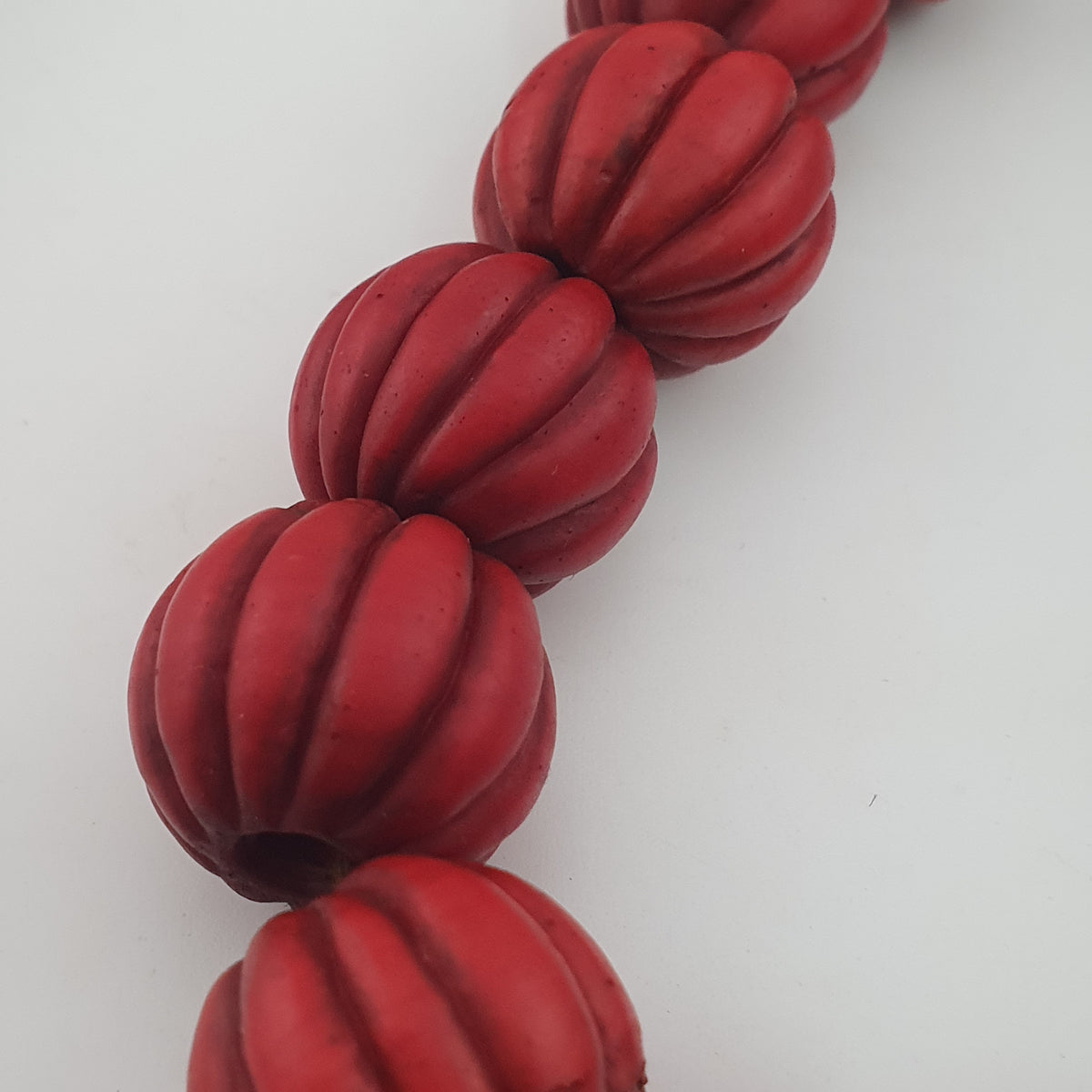 Collier de perles de verre antiques africaines en forme de melon rouge, grand modèle