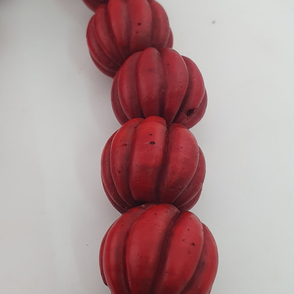 Collier de perles de verre antiques africaines en forme de melon rouge, grand modèle