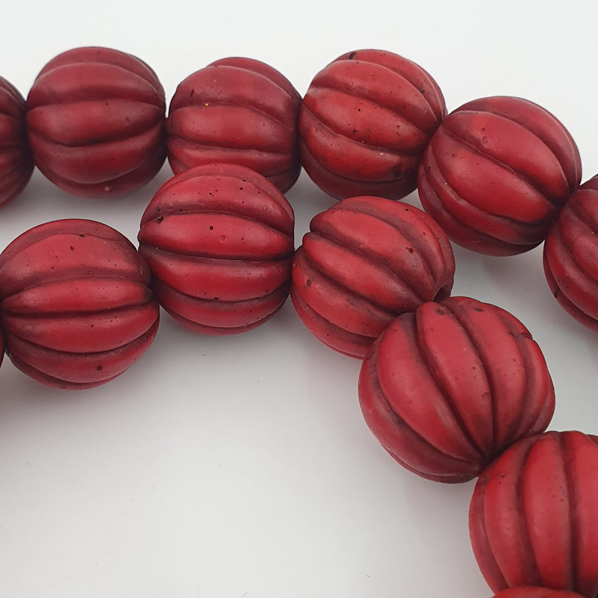 Collier de perles de verre antiques africaines en forme de melon rouge, grand modèle