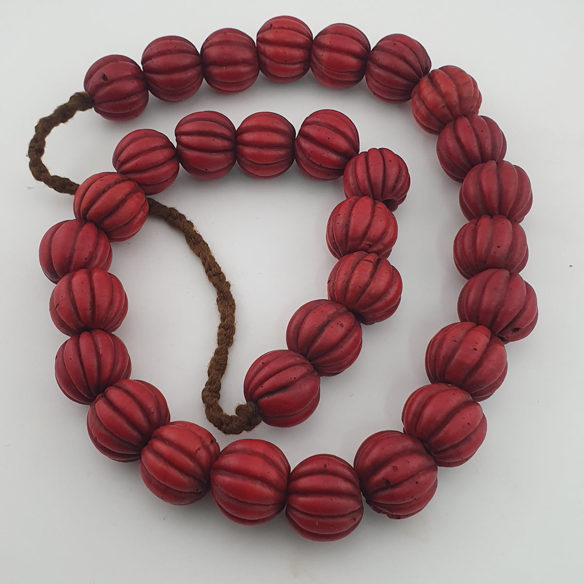 Collier de perles de verre antiques africaines en forme de melon rouge, grand modèle