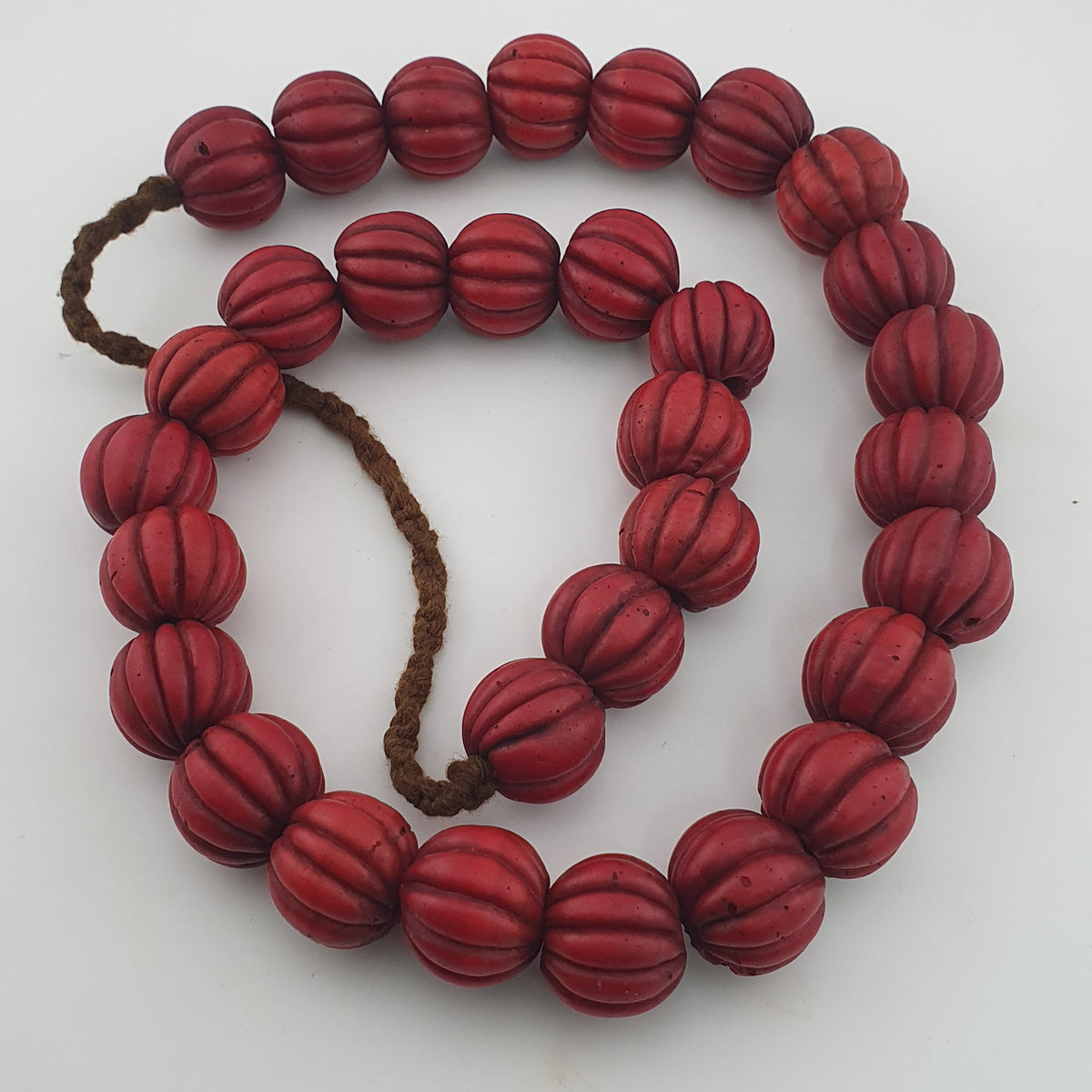 Collier de perles de verre antiques africaines en forme de melon rouge, grand modèle