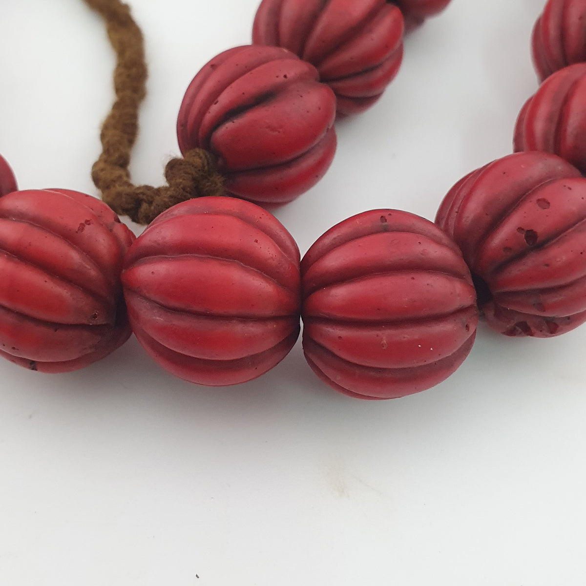 Collier de perles de verre antiques africaines en forme de melon rouge, grand modèle