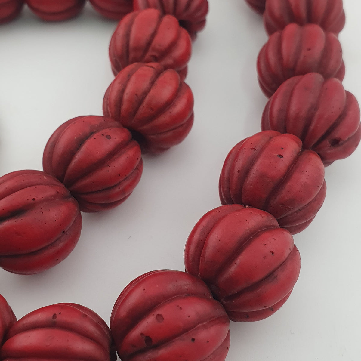 Collier de perles de verre antiques africaines en forme de melon rouge, grand modèle