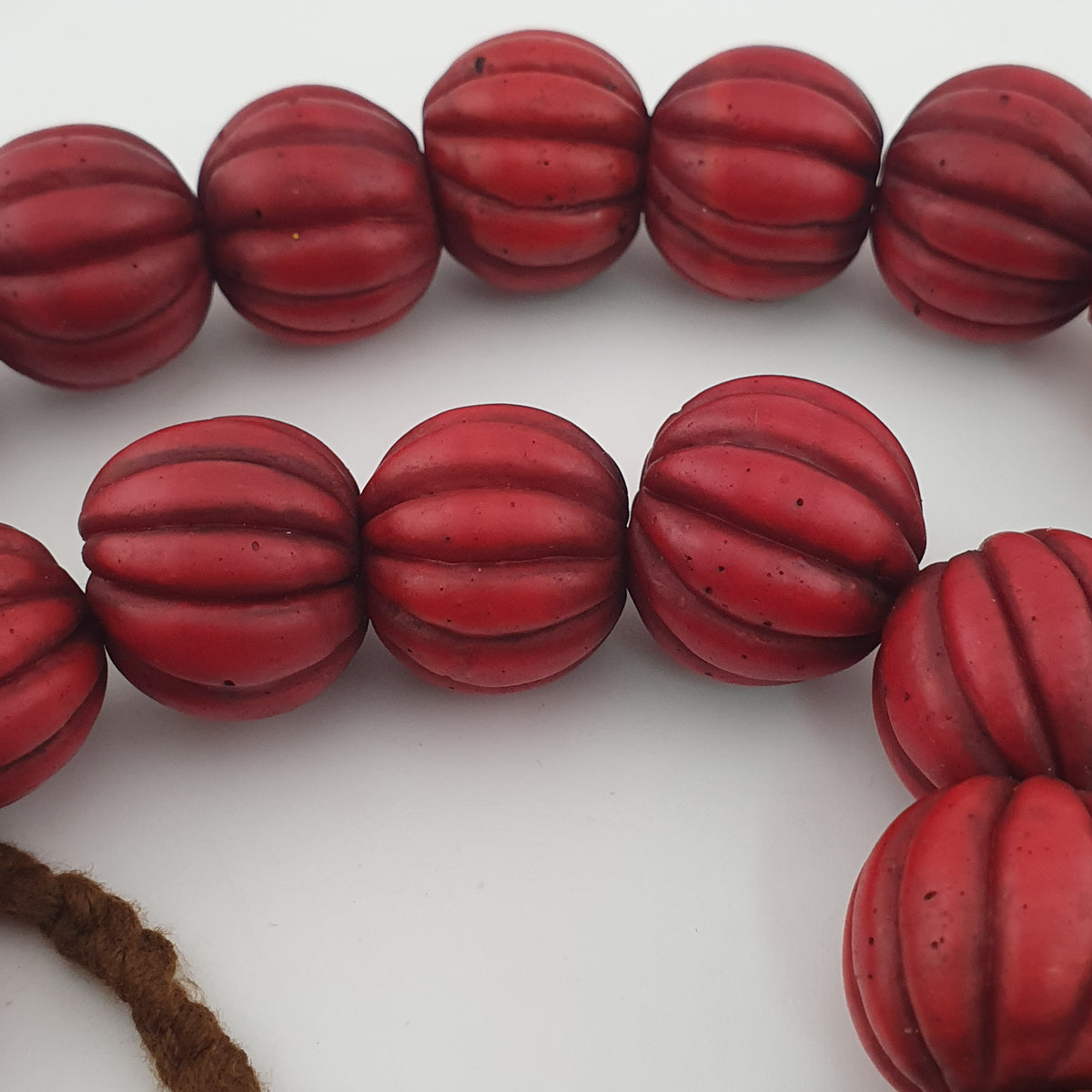 Collier de perles de verre antiques africaines en forme de melon rouge, grand modèle