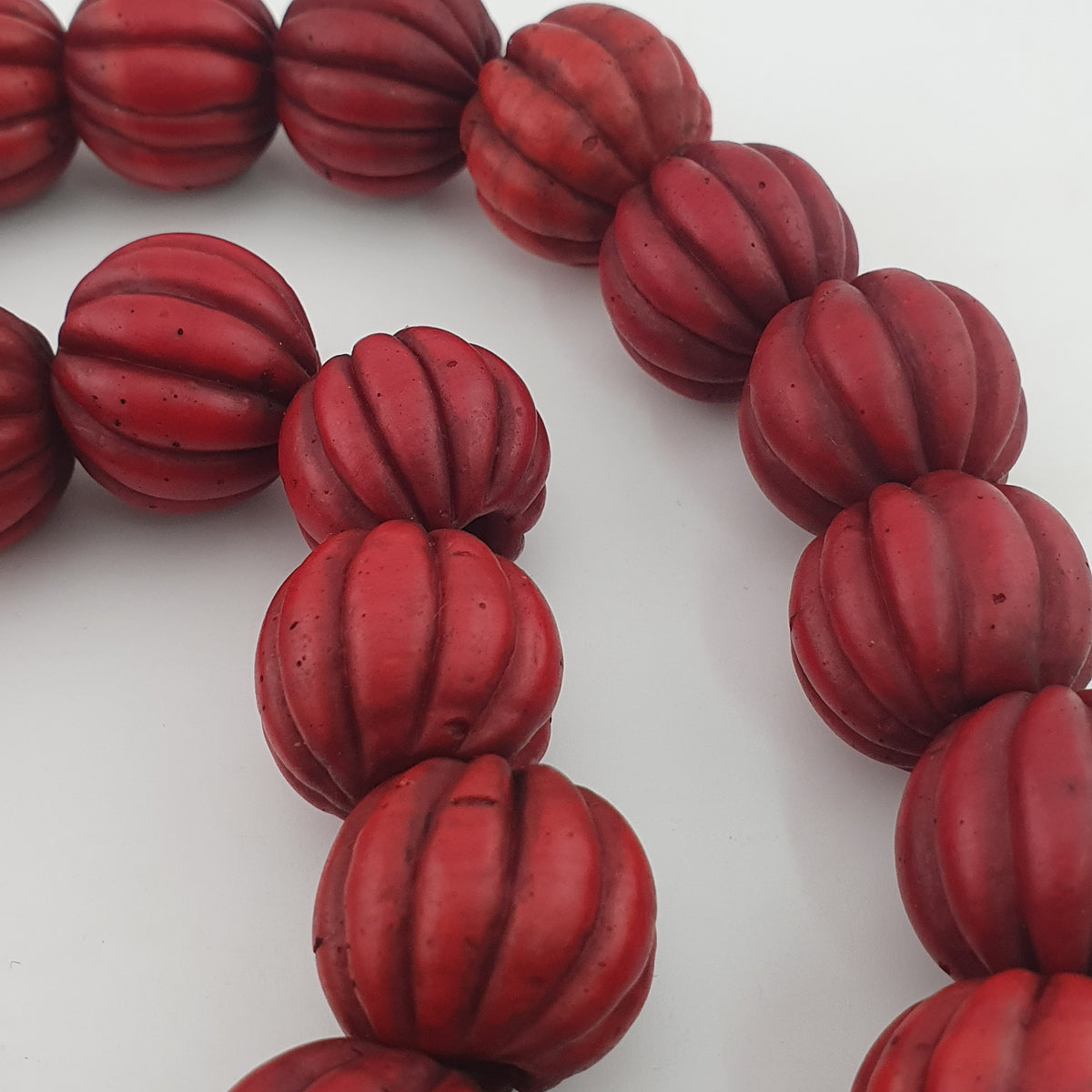 Collier de perles de verre antiques africaines en forme de melon rouge, grand modèle