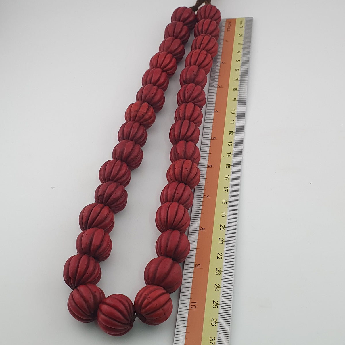 Collier de perles de verre antiques africaines en forme de melon rouge, grand modèle