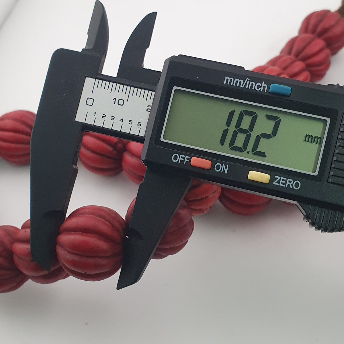 Collier de perles de verre antiques africaines en forme de melon rouge, grand modèle