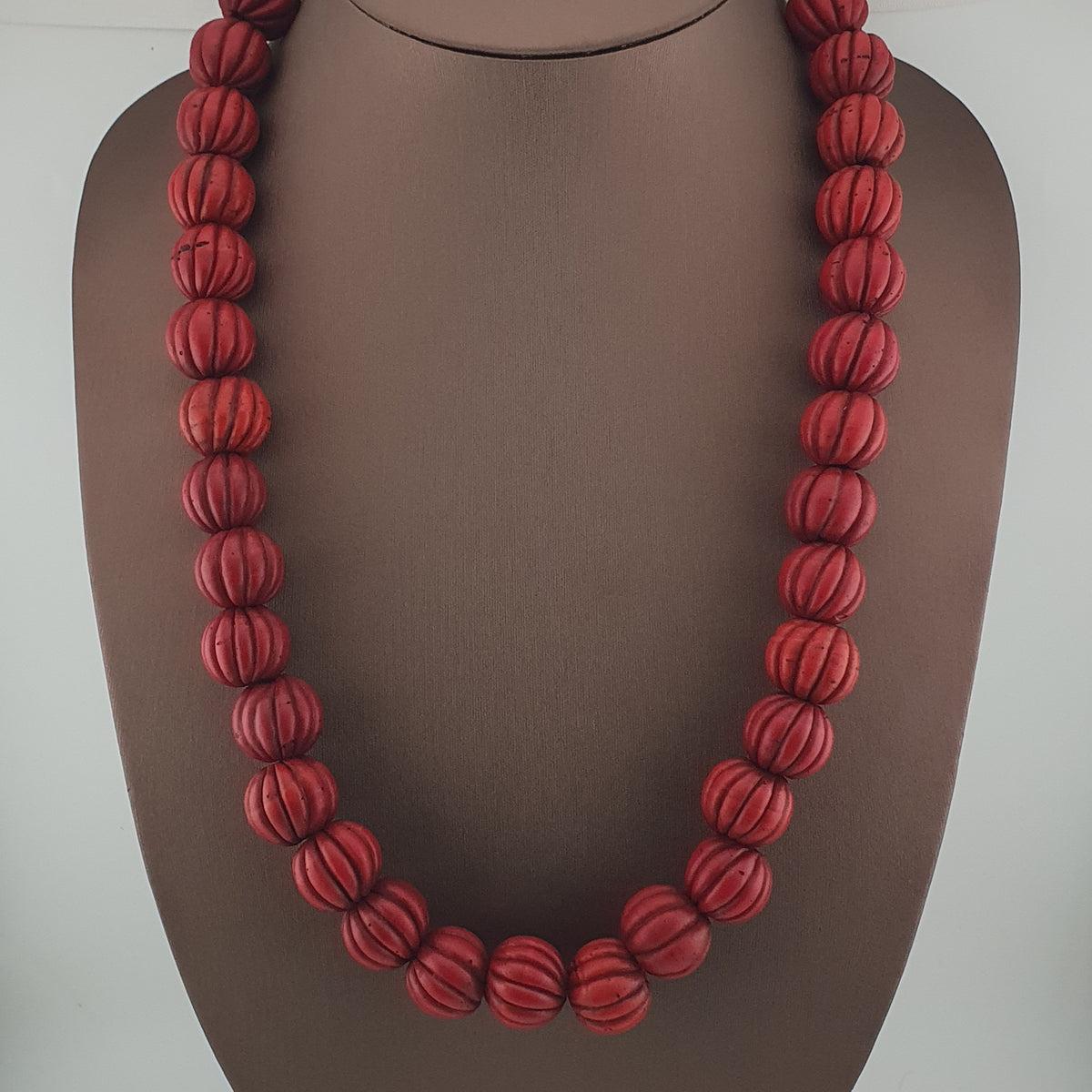 Collier de perles de verre antiques africaines en forme de melon rouge, grand modèle