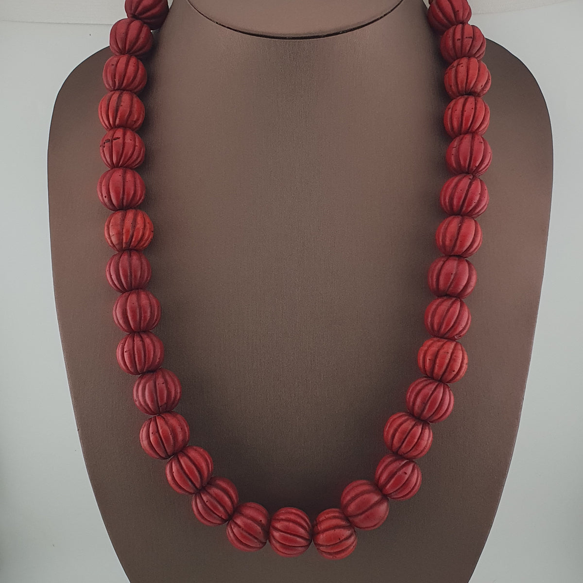 Collier de perles de verre antiques africaines en forme de melon rouge, grand modèle