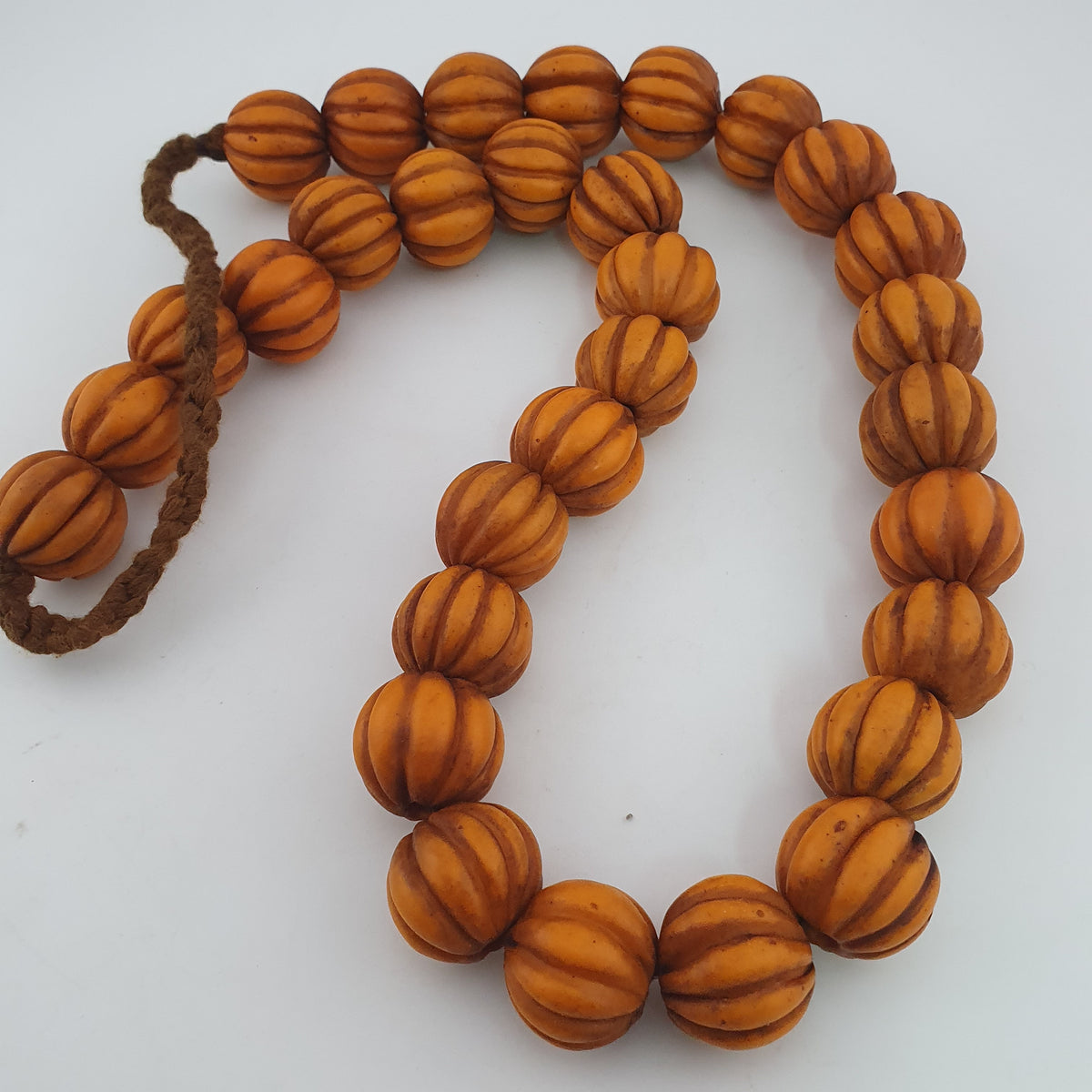 Antike afrikanische orangefarbene Melonenform Glasperlenkette