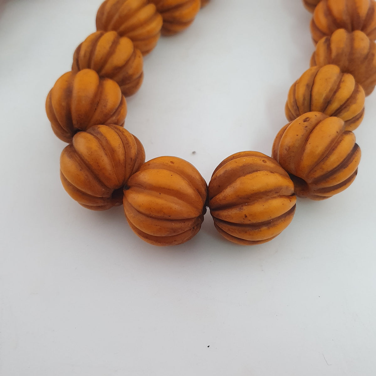 Antike afrikanische orangefarbene Melonenform Glasperlenkette