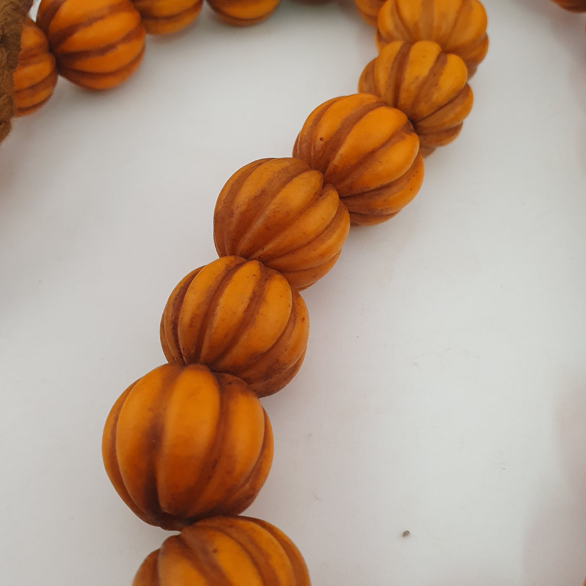 Antike afrikanische orangefarbene Melonenform Glasperlenkette