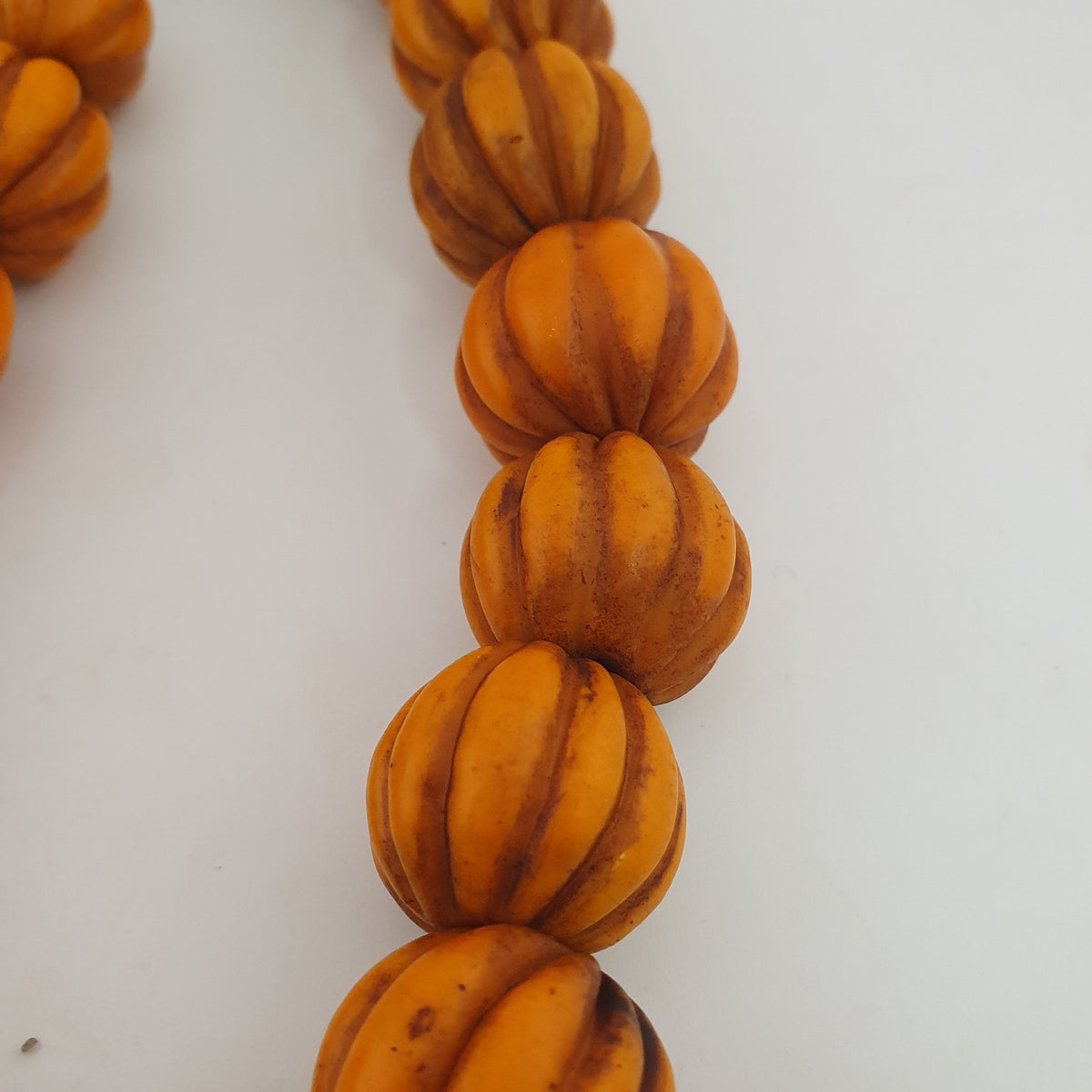 Antike afrikanische orangefarbene Melonenform Glasperlenkette