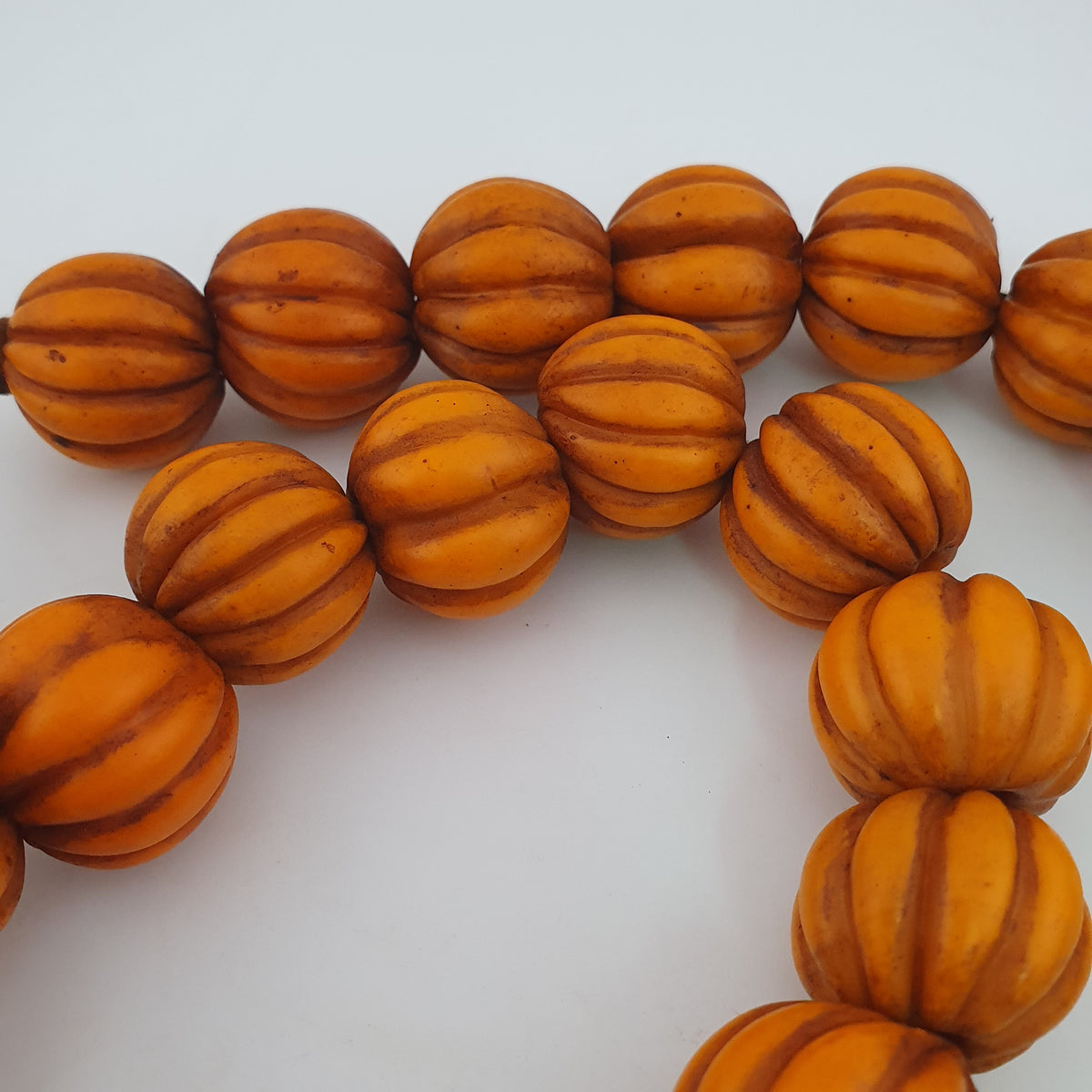 Antike afrikanische orangefarbene Melonenform Glasperlenkette