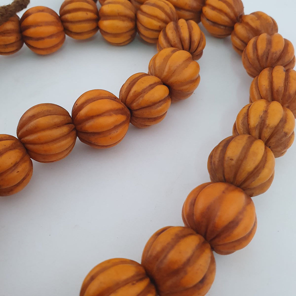 Antike afrikanische orangefarbene Melonenform Glasperlenkette