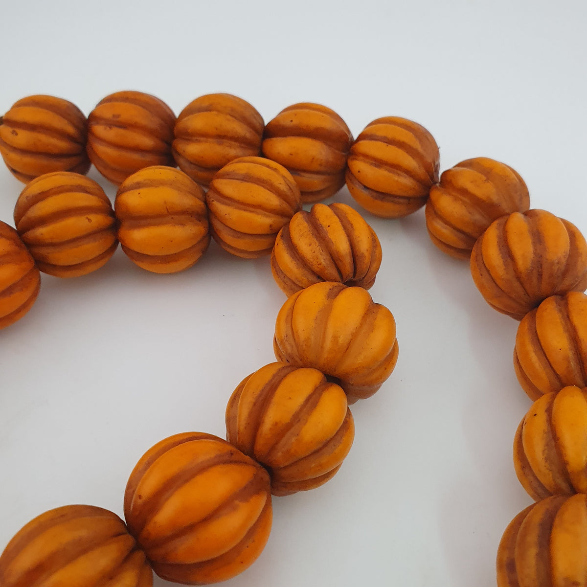 Antike afrikanische orangefarbene Melonenform Glasperlenkette