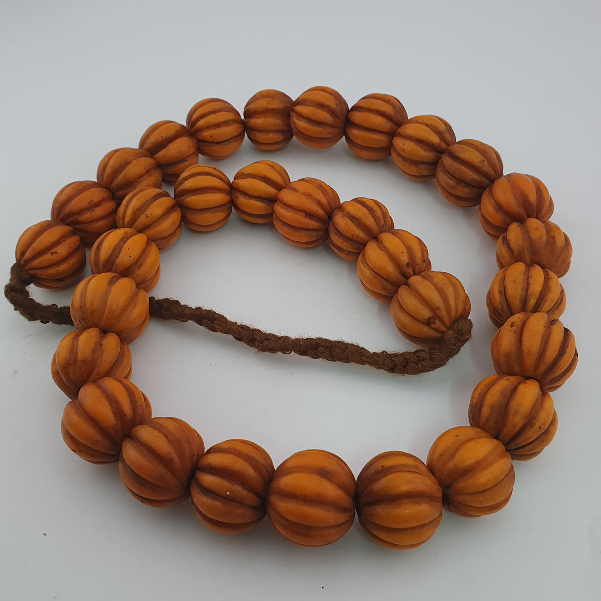 Antike afrikanische orangefarbene Melonenform Glasperlenkette