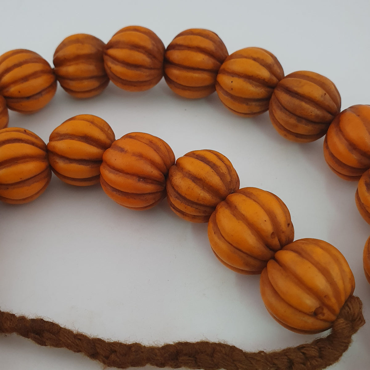 Antike afrikanische orangefarbene Melonenform Glasperlenkette