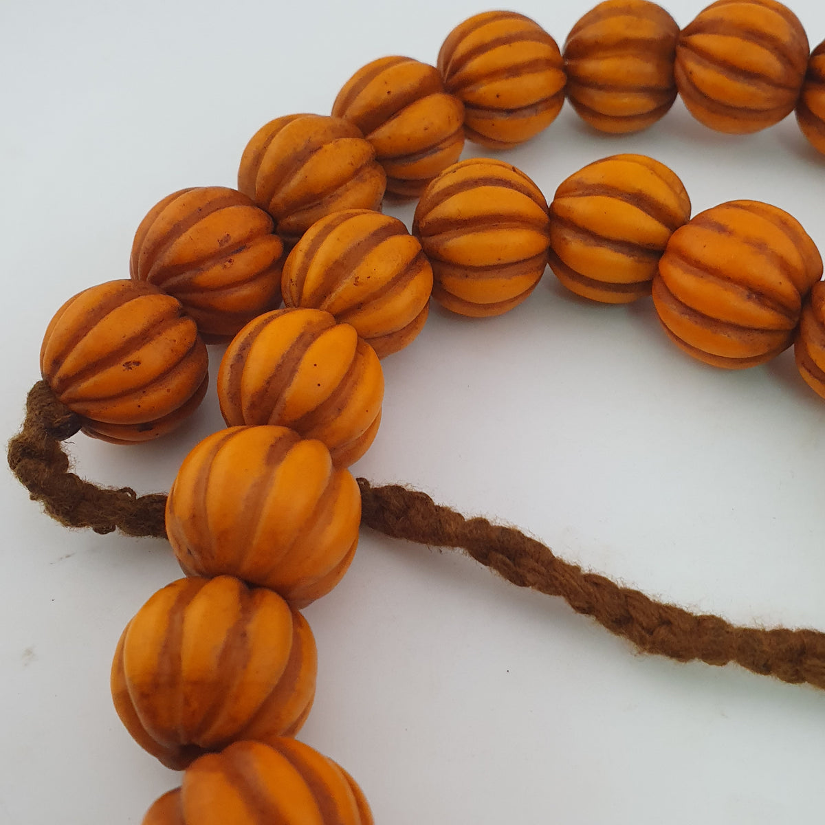 Antike afrikanische orangefarbene Melonenform Glasperlenkette