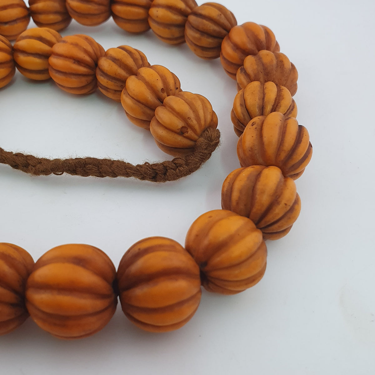Antike afrikanische orangefarbene Melonenform Glasperlenkette