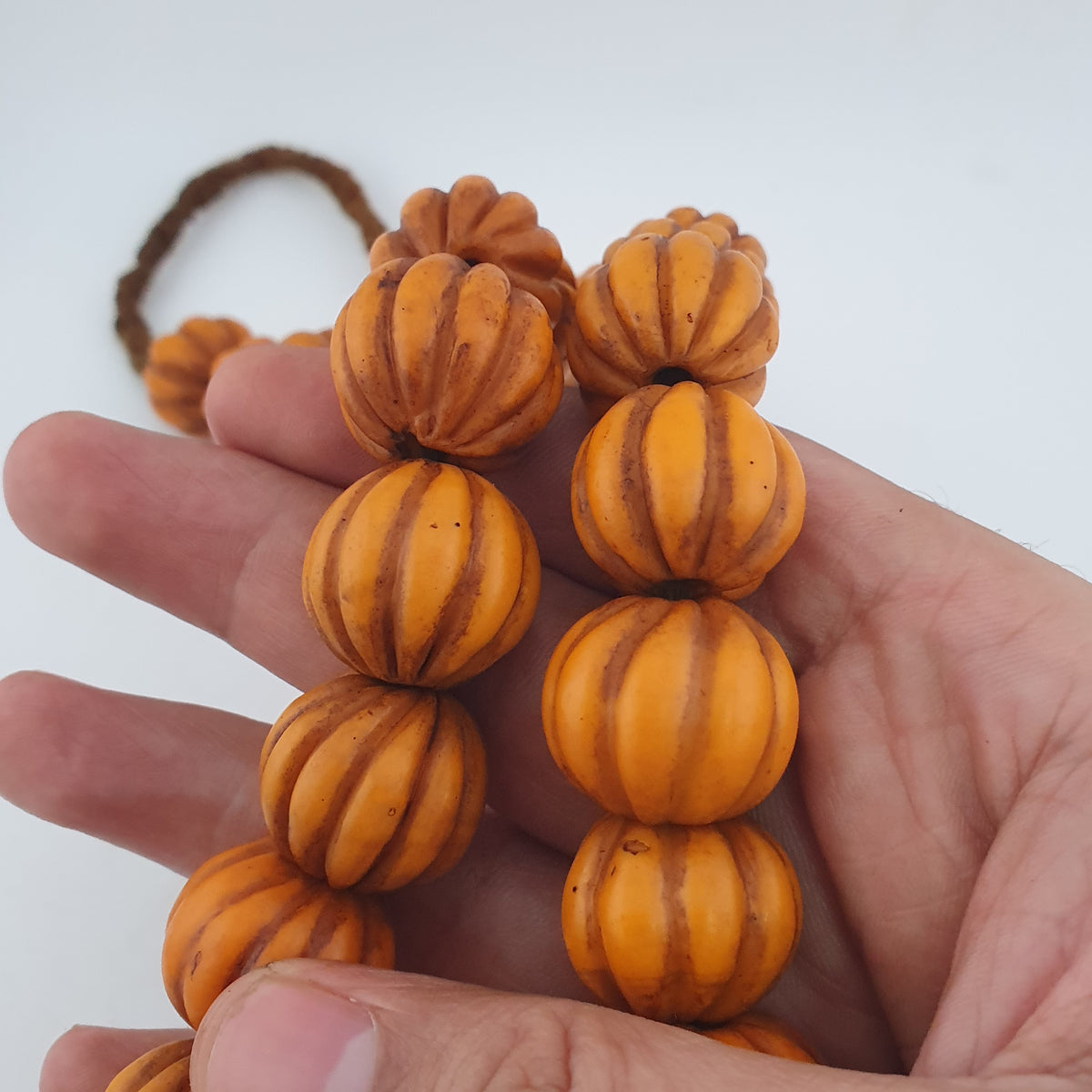 Antike afrikanische orangefarbene Melonenform Glasperlenkette