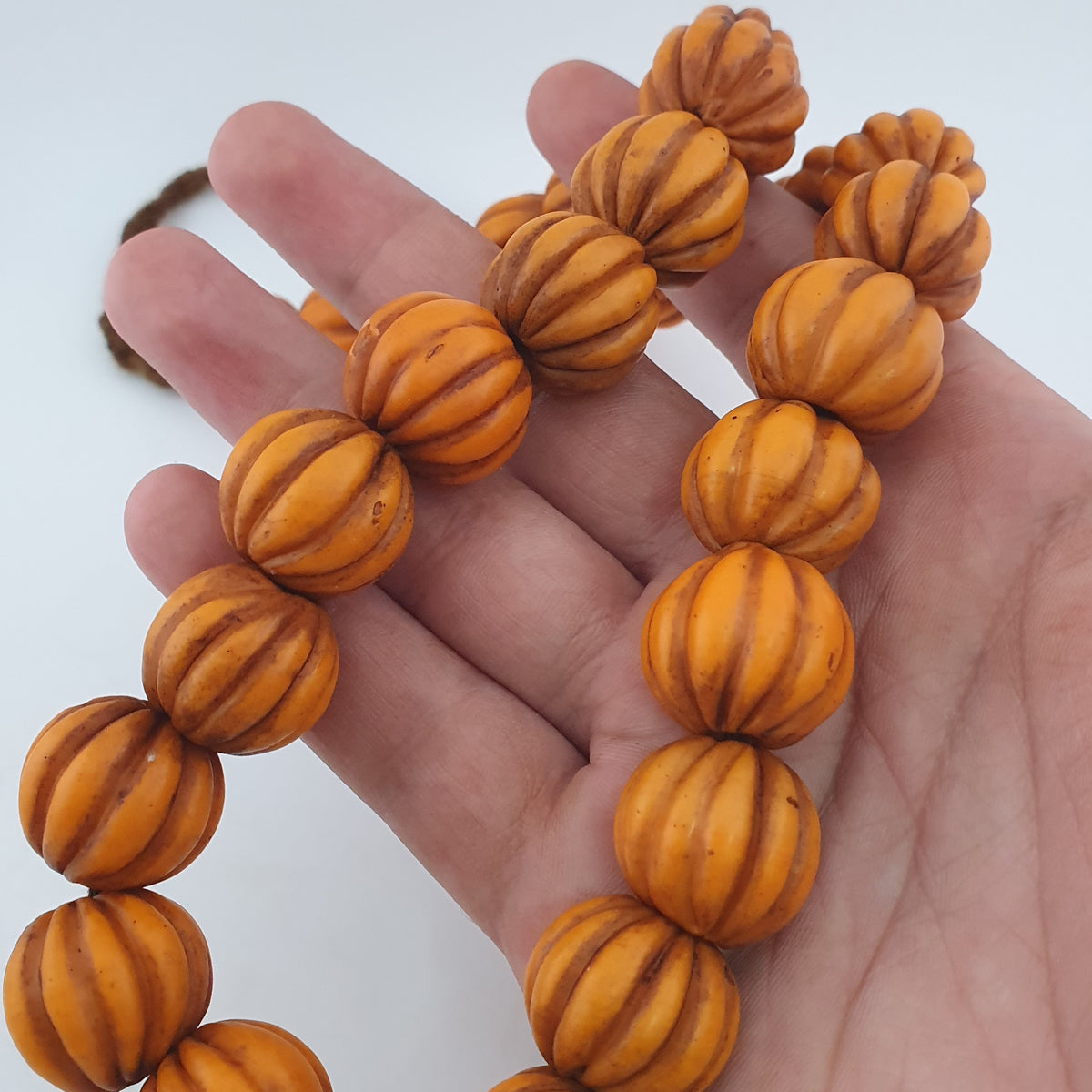 Antike afrikanische orangefarbene Melonenform Glasperlenkette