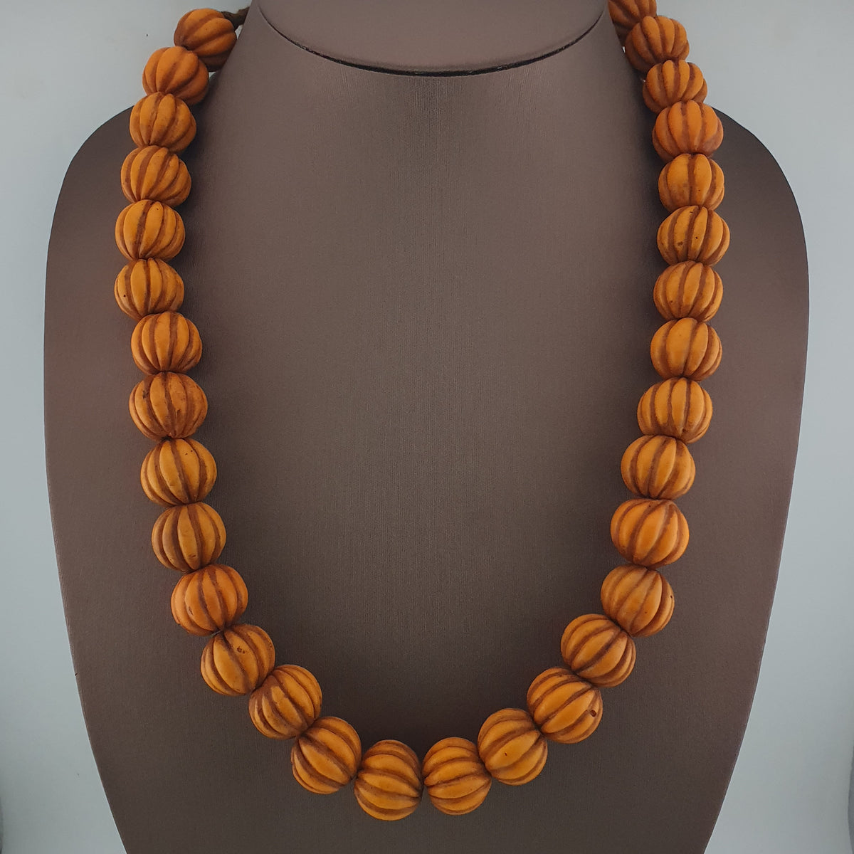 Antike afrikanische orangefarbene Melonenform Glasperlenkette