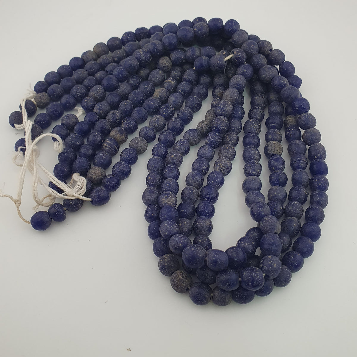 Stränge aus antik anmutenden, kobaltblauen Glasperlen im afrikanischen Stil, 9-10mm