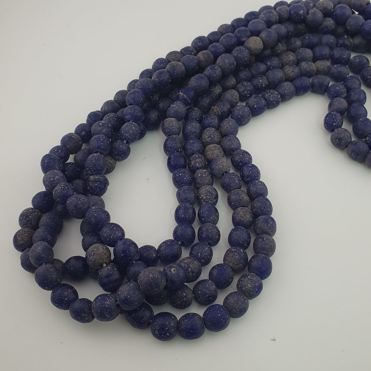 Stränge aus antik anmutenden, kobaltblauen Glasperlen im afrikanischen Stil, 9-10mm