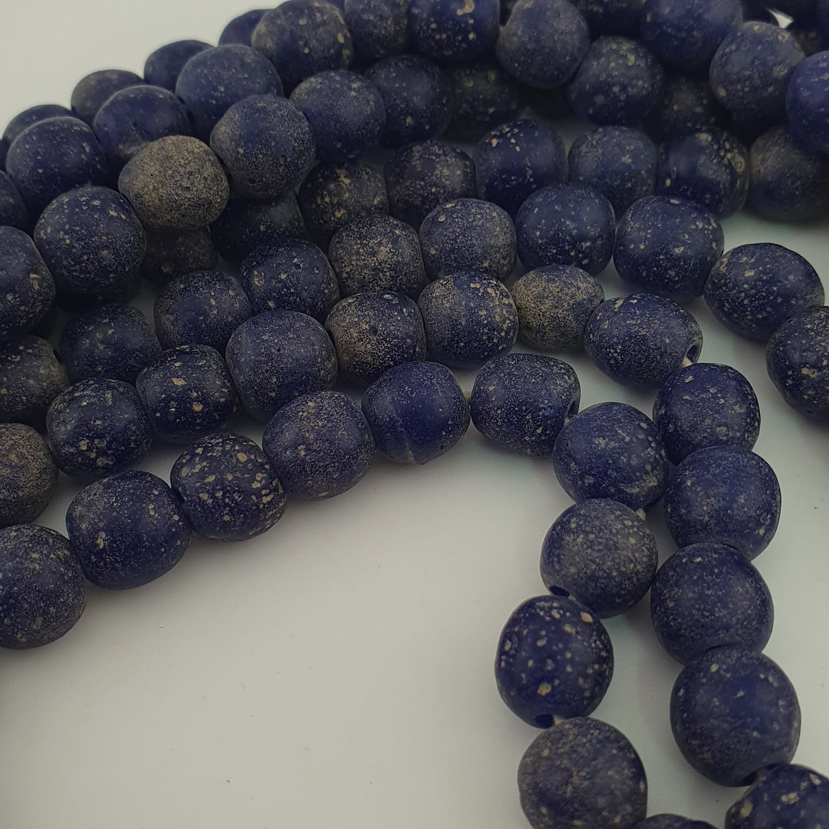Stränge aus antik anmutenden, kobaltblauen Glasperlen im afrikanischen Stil, 9-10mm
